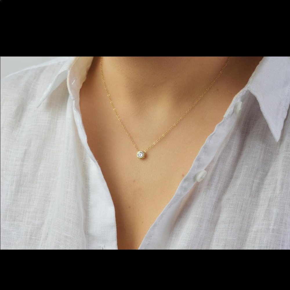 Round crystal gold dot necklace